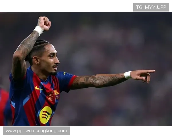 巴萨小范围配合极具压迫性，拉菲尼亚扫射偏出